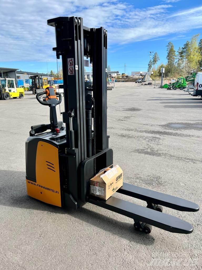 Hyundai 15ESR Self Propelled Stackers