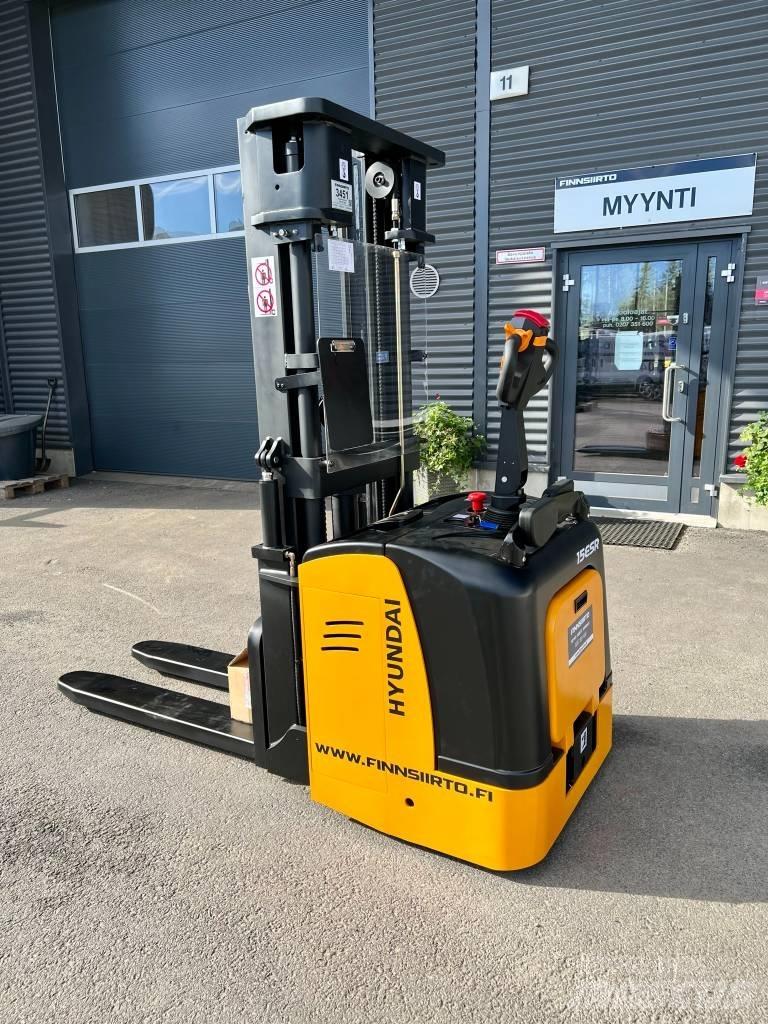 Hyundai 15ESR Self Propelled Stackers