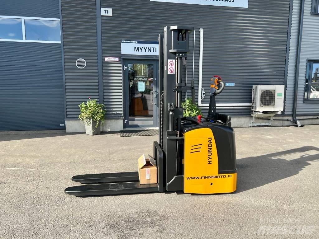 Hyundai 15ESR Self Propelled Stackers