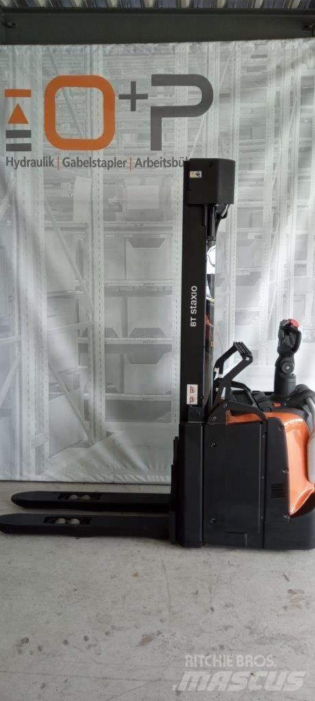 Toyota SPE160L Pedestrian stacker