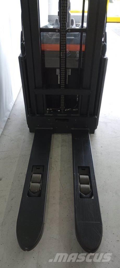 Toyota SPE160L Pedestrian stacker