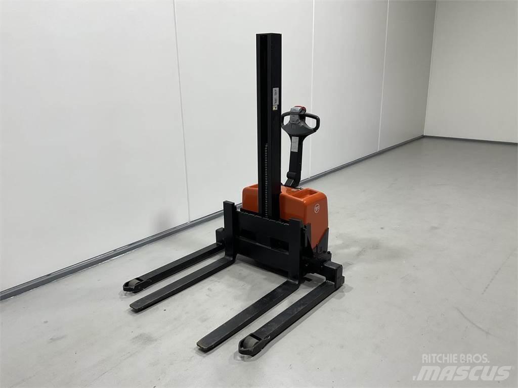 Toyota HWE100 Self Propelled Stackers