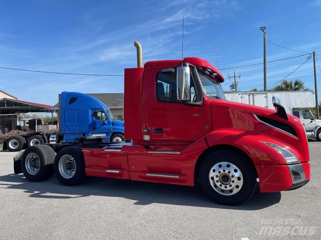Volvo VNL64T300 Conventional Trucks / Tractor Trucks