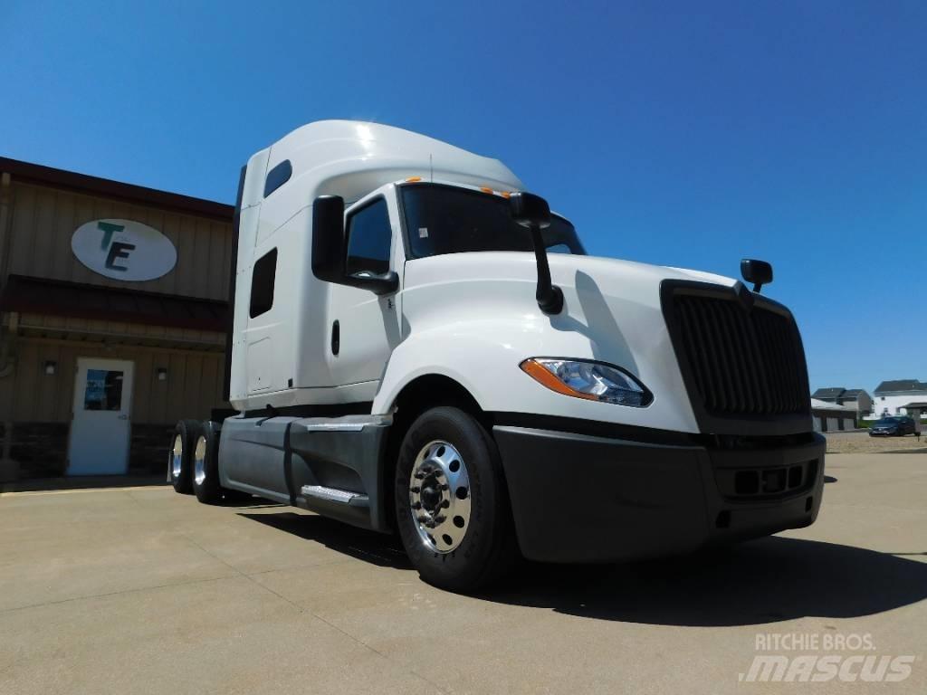 International LT 625 Conventional Trucks / Tractor Trucks