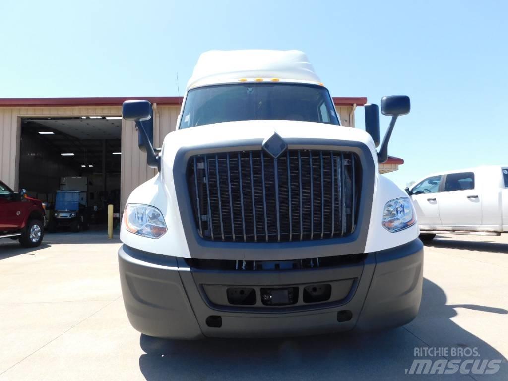 International LT 625 Conventional Trucks / Tractor Trucks