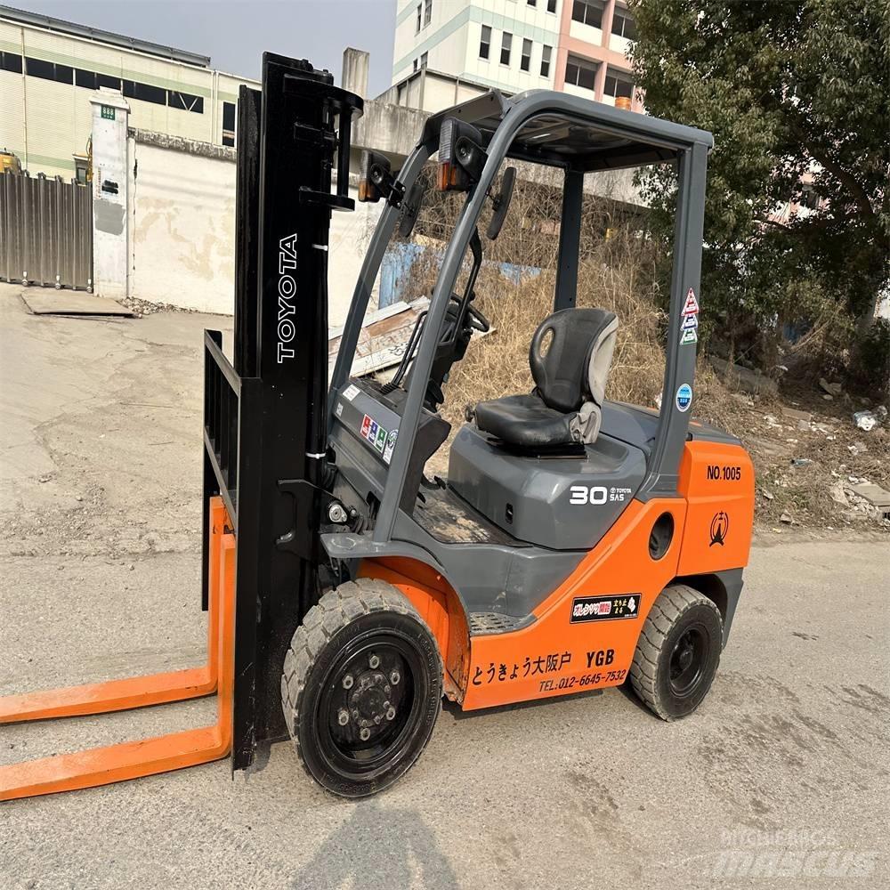 Toyota 8 FDK 30 Diesel Forklifts