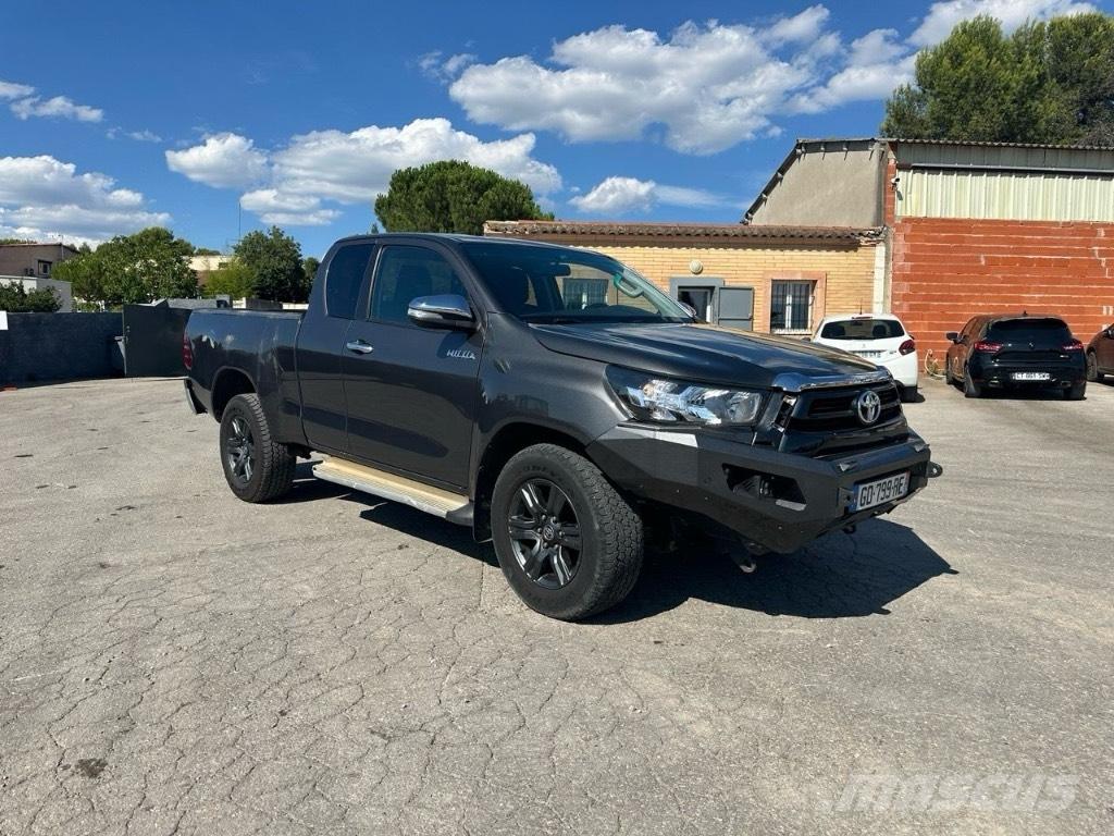 Toyota Hilux Automobiles / SUVS