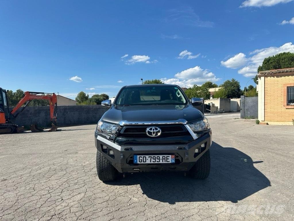 Toyota Hilux Automobiles / SUVS