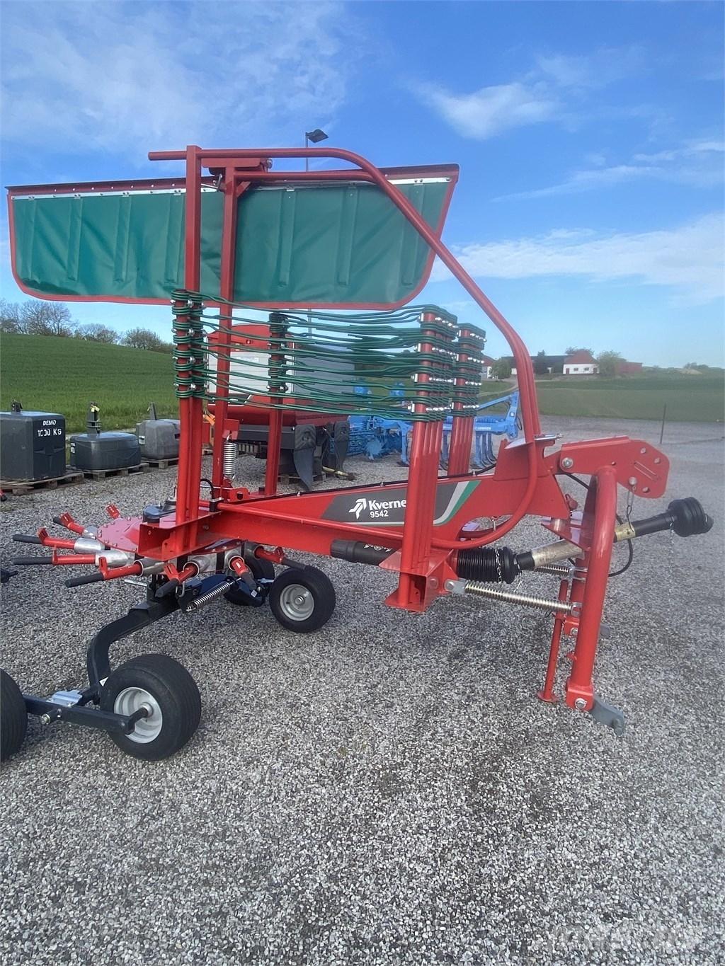Kverneland 9542 Swathers \ Windrowers