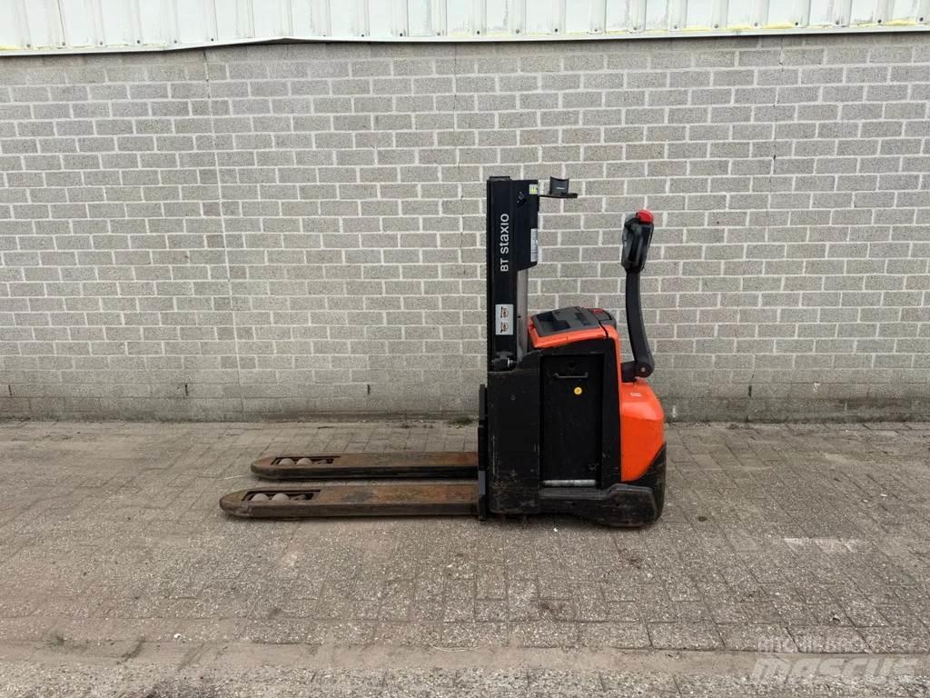 BT SWE200D Pedestrian stacker