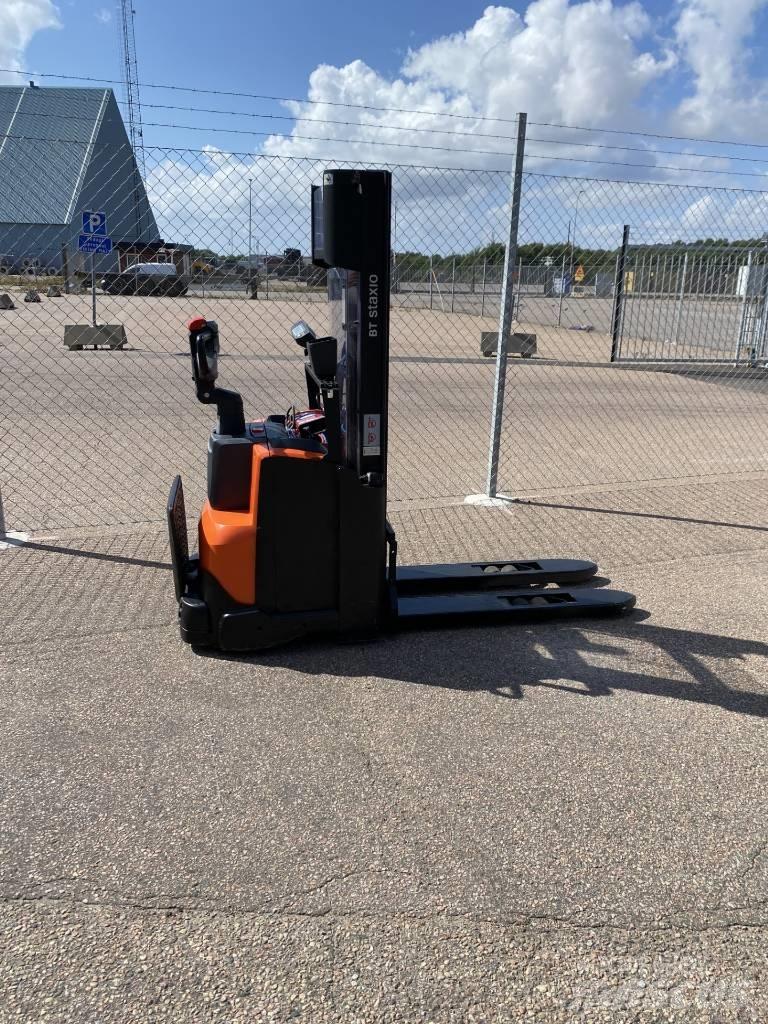 Toyota SWE 120 Pedestrian stacker