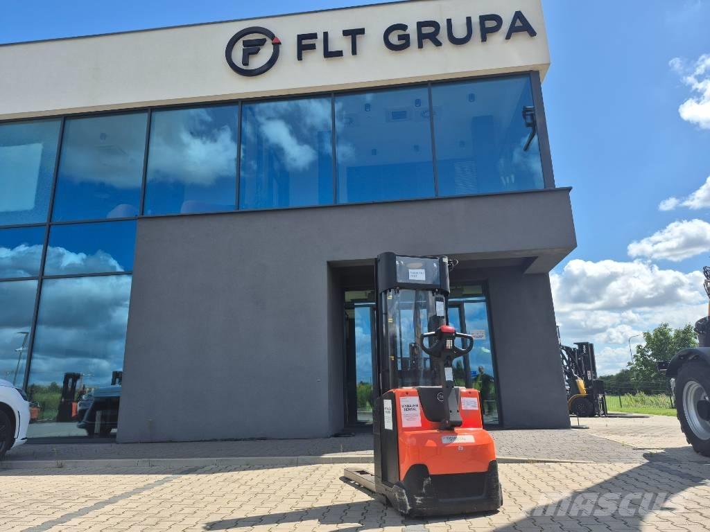 Toyota SWE140 Pedestrian stacker