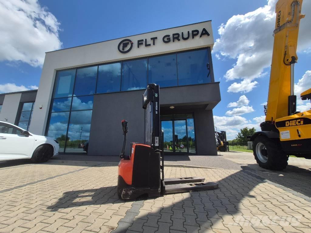 Toyota SWE140 Pedestrian stacker