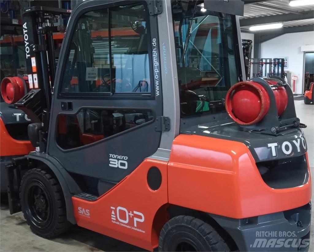 Toyota 02-8FGF30 LPG trucks