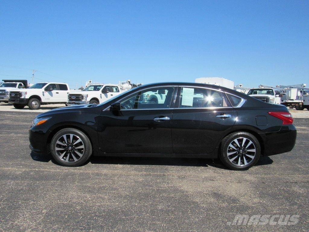 Nissan Altima Automobiles / SUVS