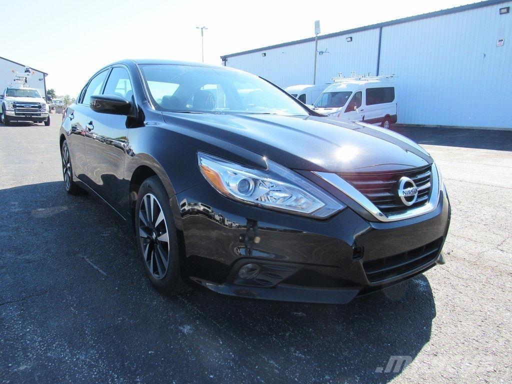 Nissan Altima Automobiles / SUVS