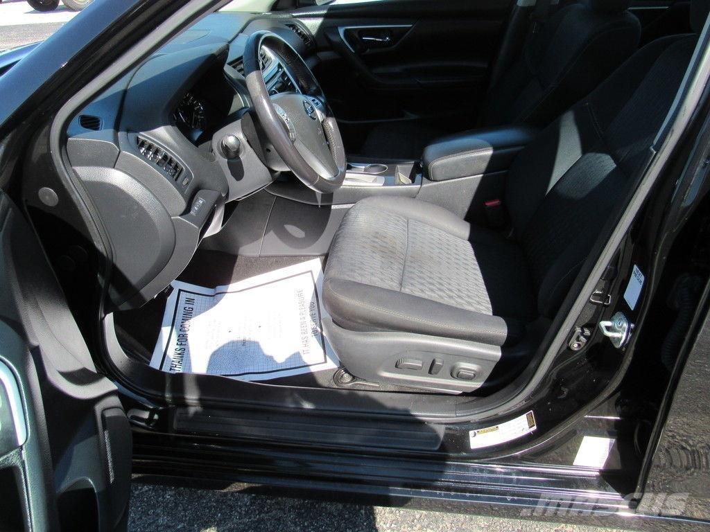 Nissan Altima Automobiles / SUVS