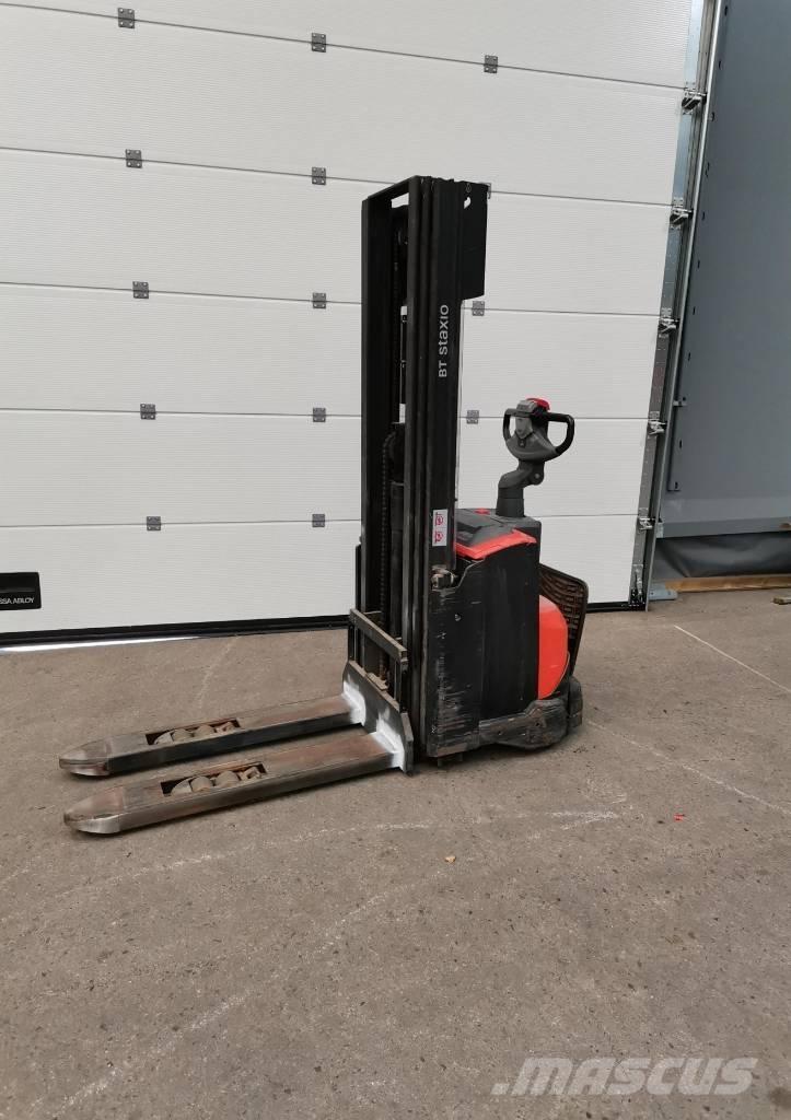 Toyota SWE120L Pedestrian stacker