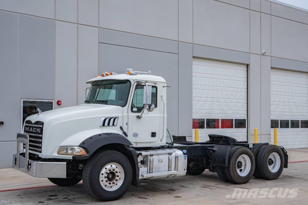 Mack Granite GU 813 Conventional Trucks / Tractor Trucks