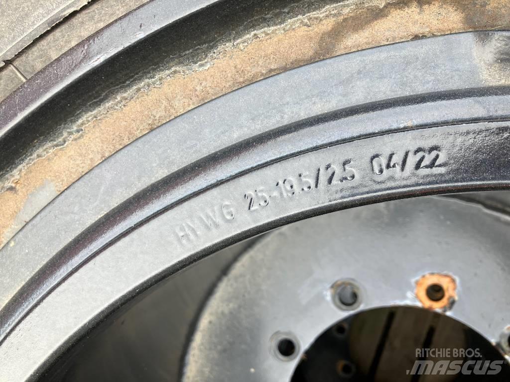 Hilo B02S Tires, wheels and rims