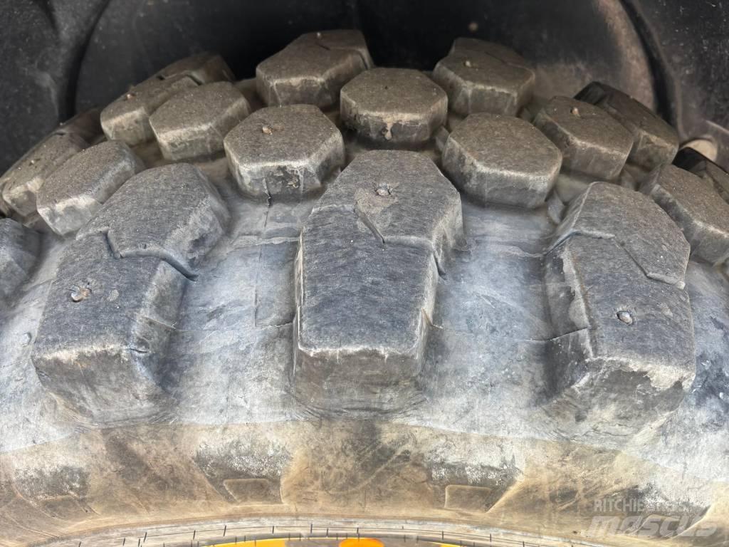 Komatsu WA 100 M-8E0 Wheel Loaders
