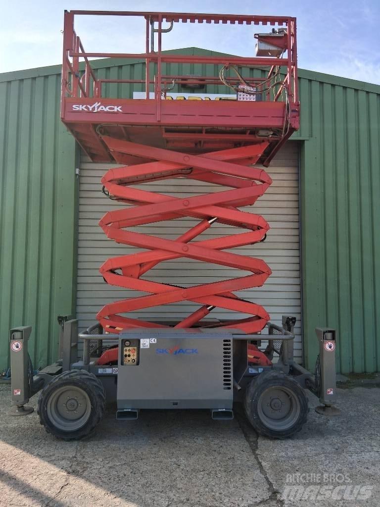 SkyJack SJ 6832 RT Scissor Lifts