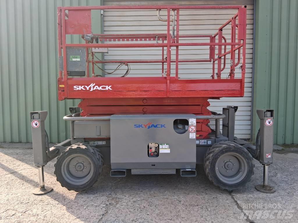 SkyJack SJ 6832 RT Scissor Lifts