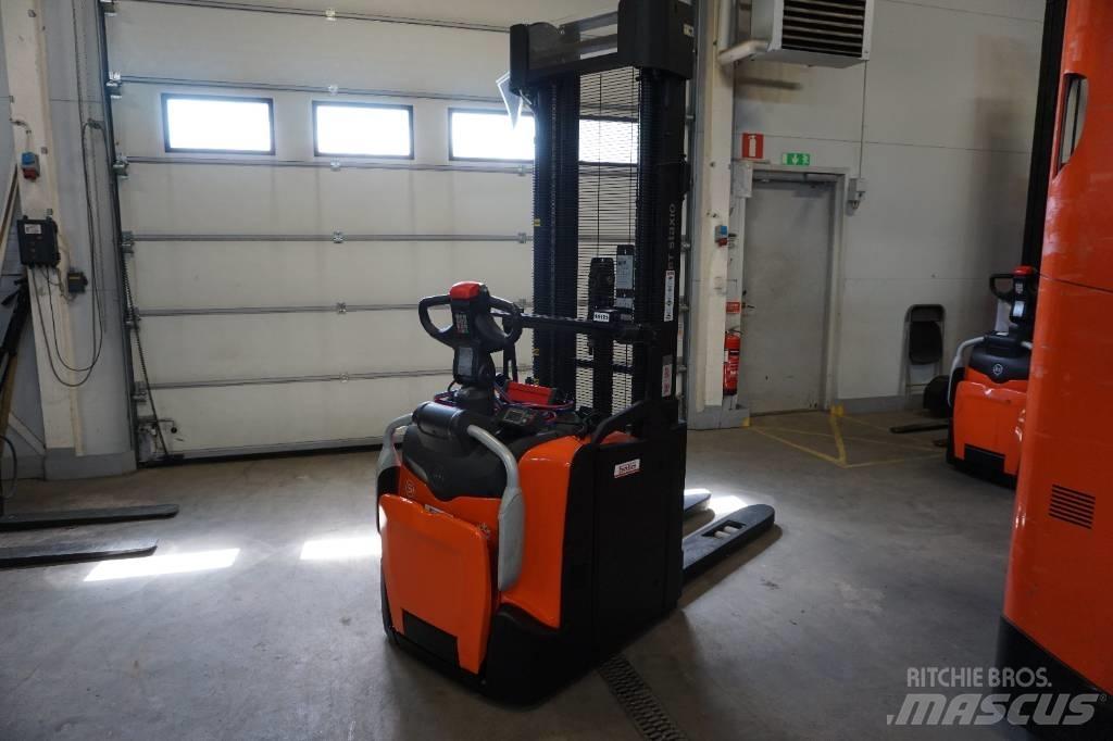 Toyota SPE140L Pedestrian stacker
