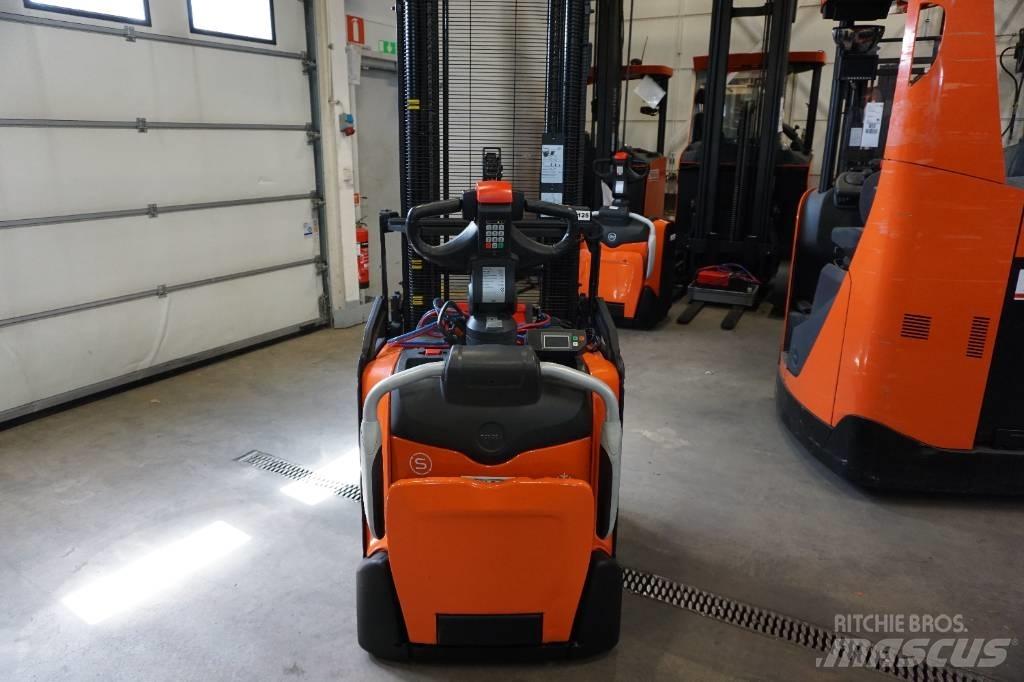 Toyota SPE140L Pedestrian stacker
