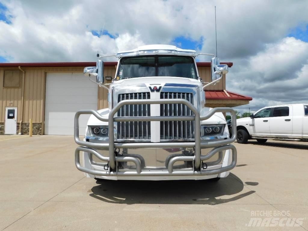 Western Star 5700 XE Conventional Trucks / Tractor Trucks