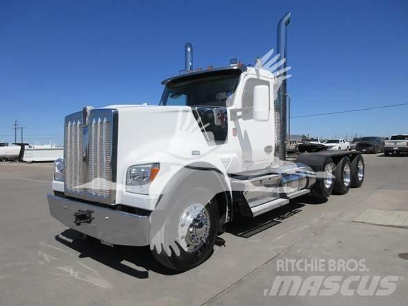 Kenworth W990 Conventional Trucks / Tractor Trucks