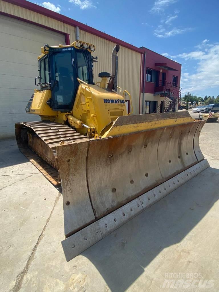 Komatsu D61PX24 Crawler dozers