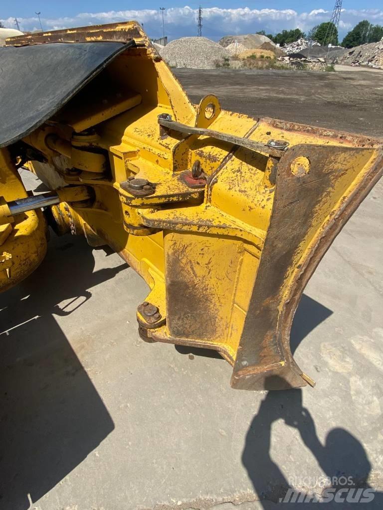 Komatsu D61PX24 Crawler dozers