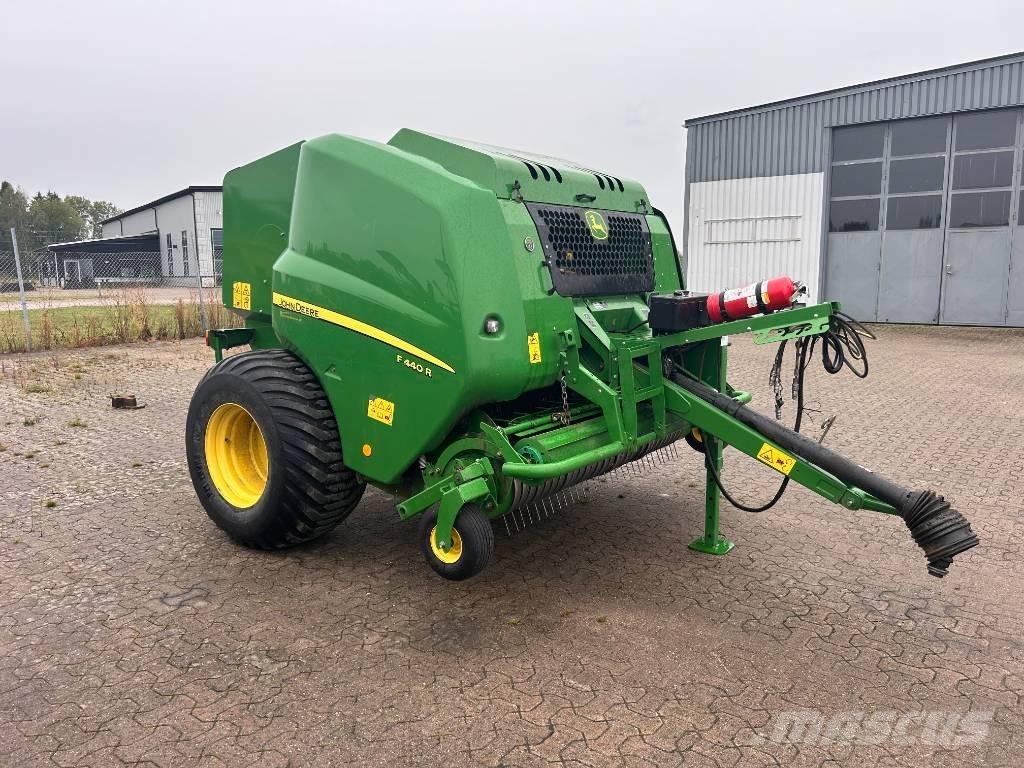 John Deere F 440 Round Balers