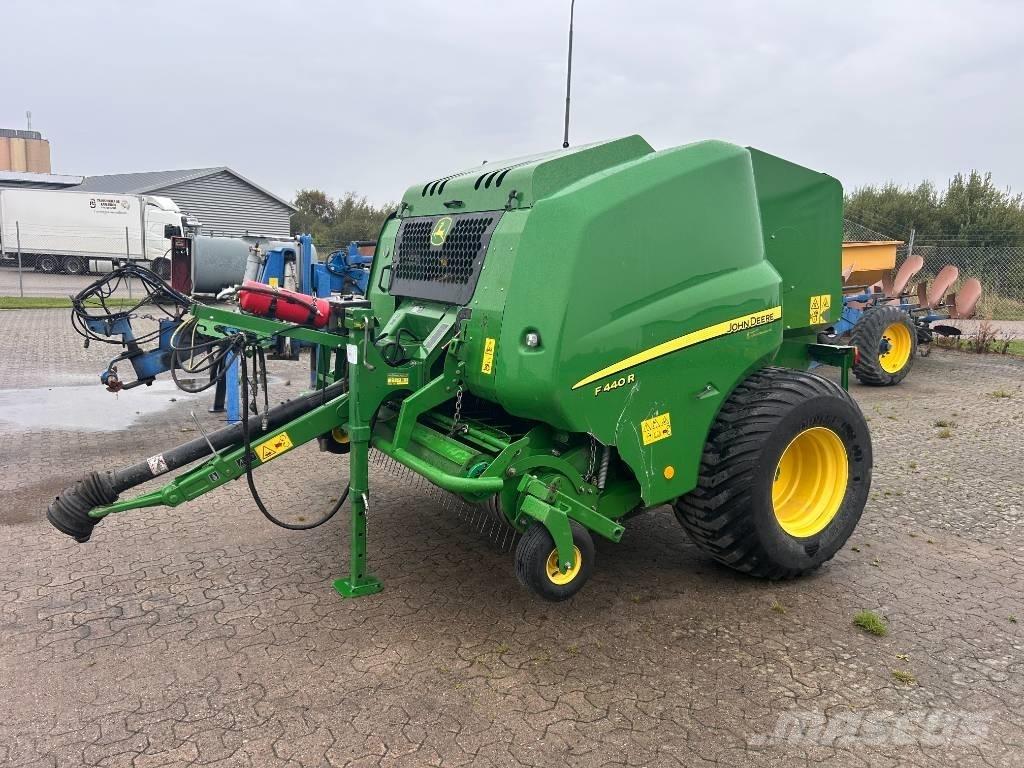 John Deere F 440 Round Balers