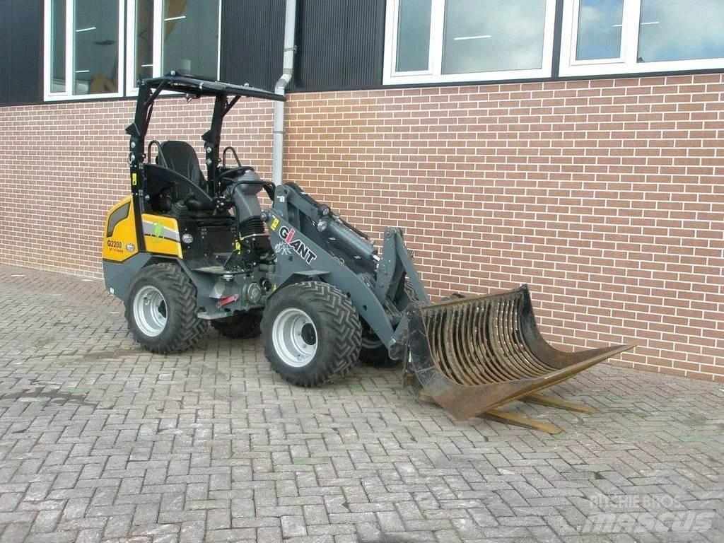 GiANT G2200E Mini Loader
