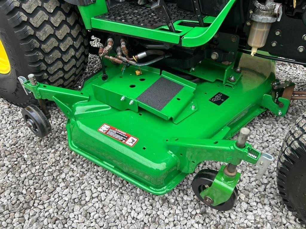 John Deere 2032R Compact tractors
