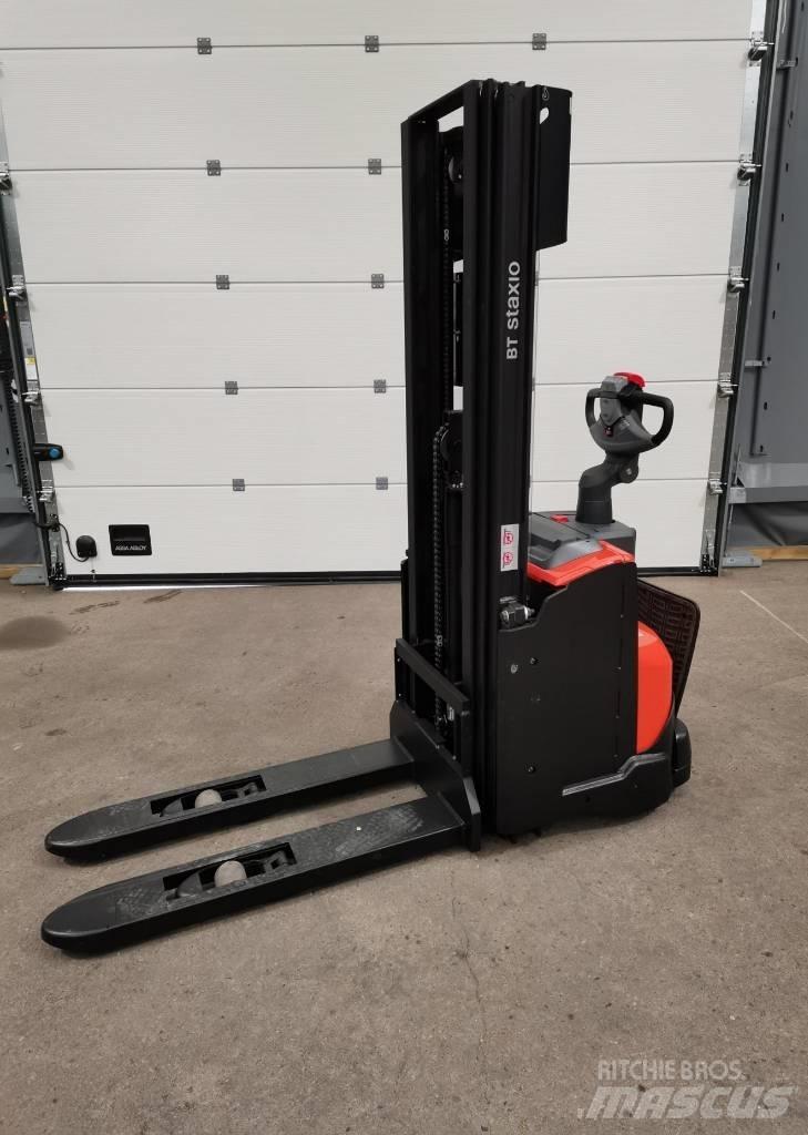 Toyota SWE 120 L Pedestrian stacker