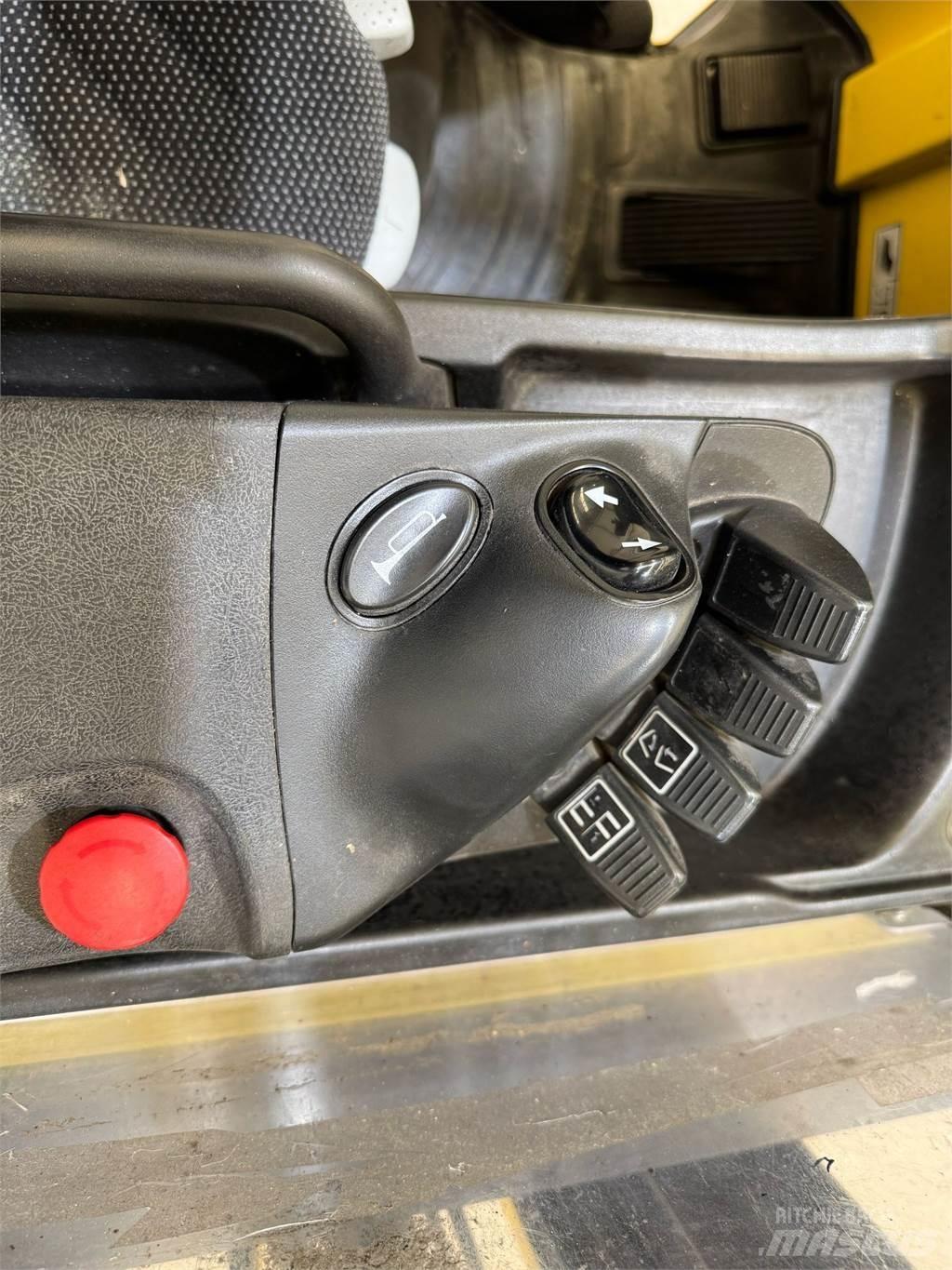 Hyster R1 6 Reach trucks