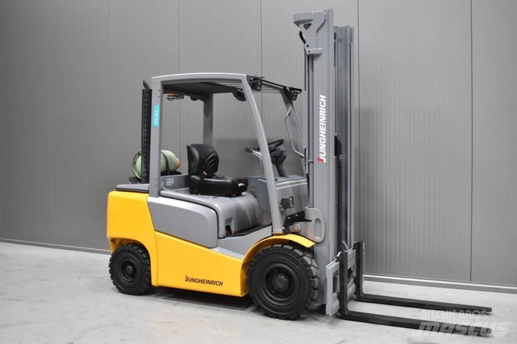 Jungheinrich TFG 425 LPG trucks