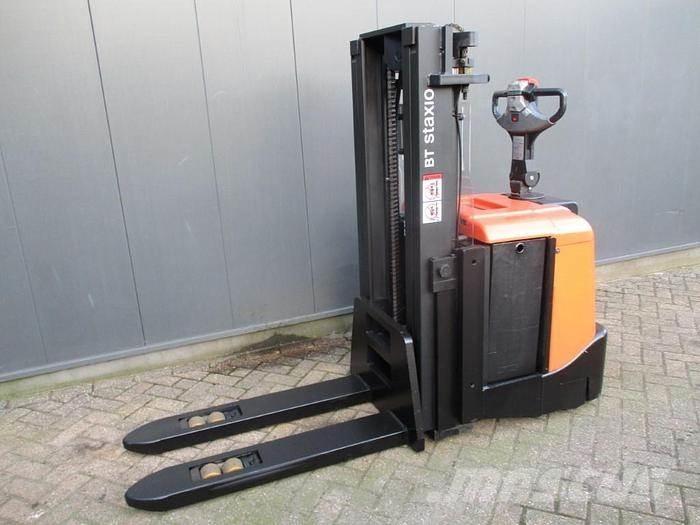 BT SPE 160L Pedestrian stacker