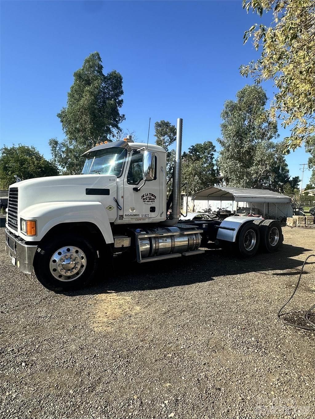 Mack CHU 613 Conventional Trucks / Tractor Trucks