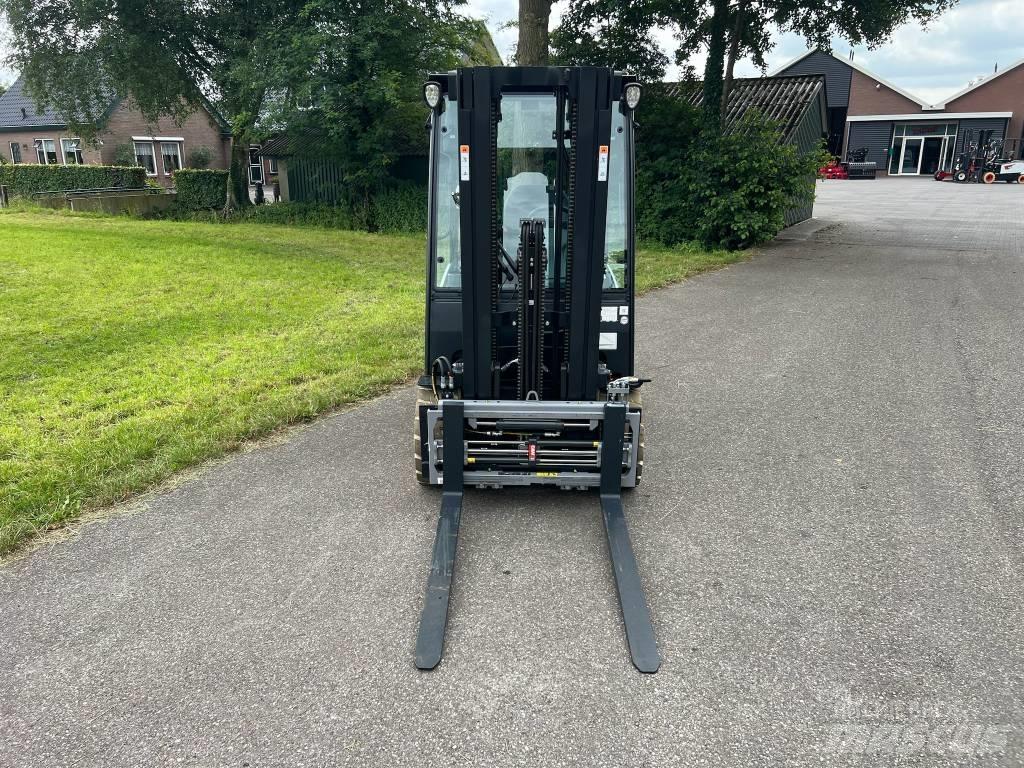 Bobcat B 25 X-7 Plus Electric Forklifts