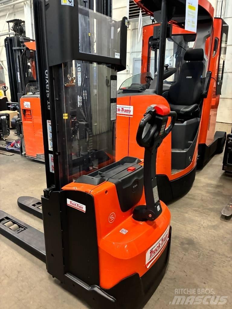 Toyota SWE140L Pedestrian stacker