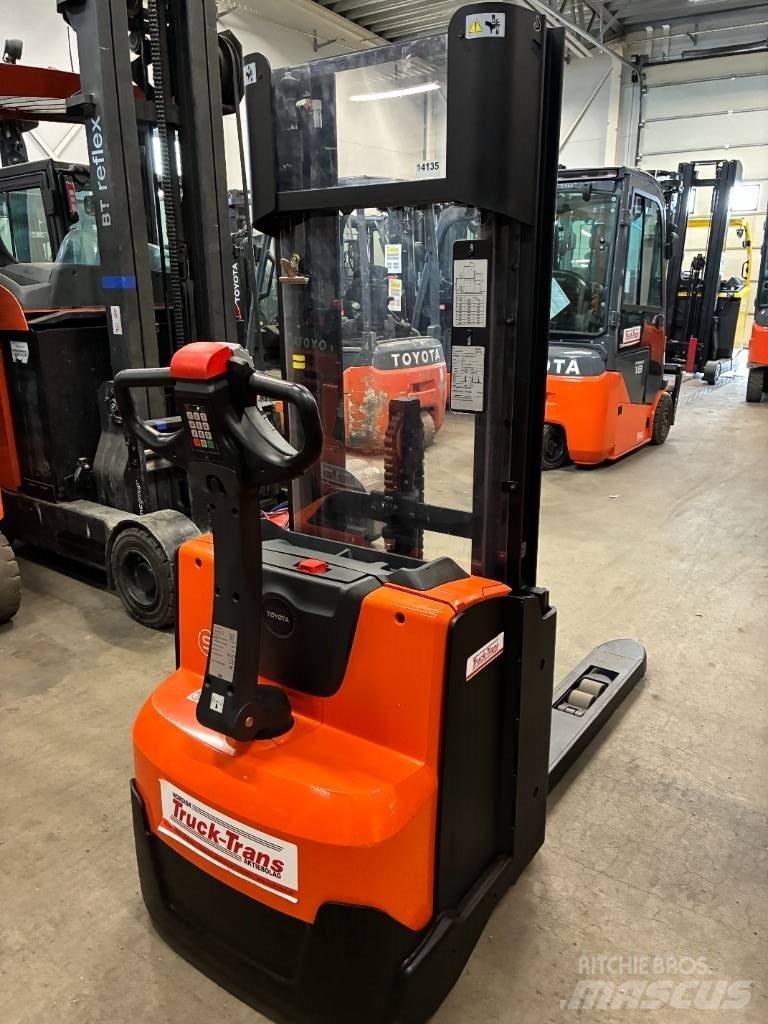 Toyota SWE140L Pedestrian stacker