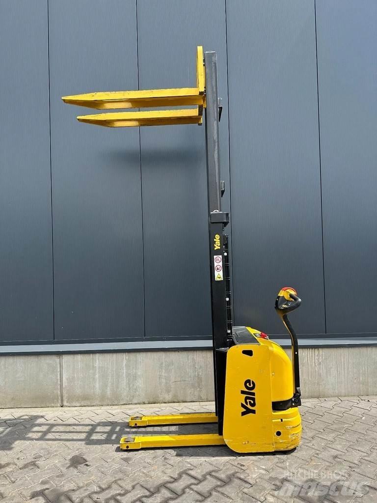 Yale MS 10E-2860 Pedestrian stacker
