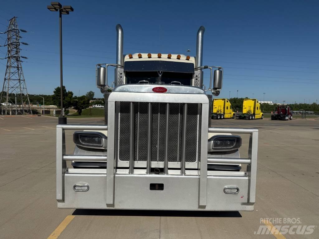 Peterbilt 389 Conventional Trucks / Tractor Trucks
