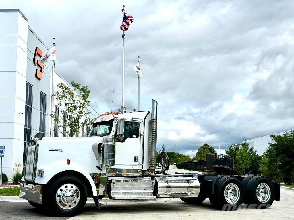 Kenworth W 900 Conventional Trucks / Tractor Trucks