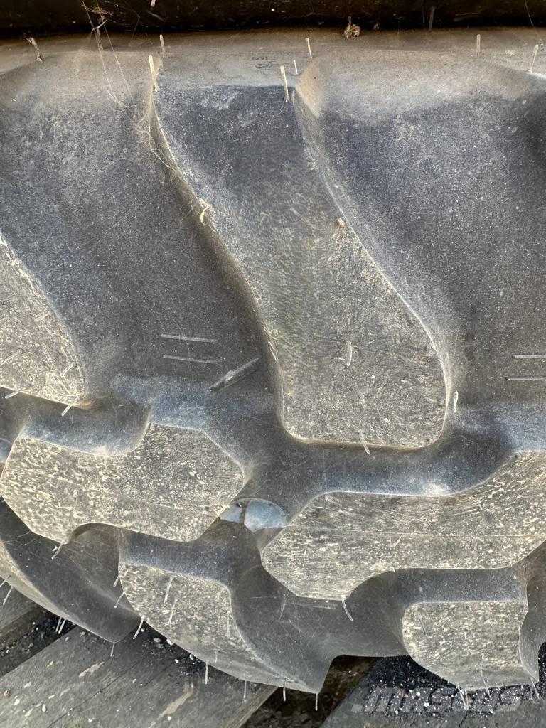 Dunlop 405/70R20 Tires, wheels and rims