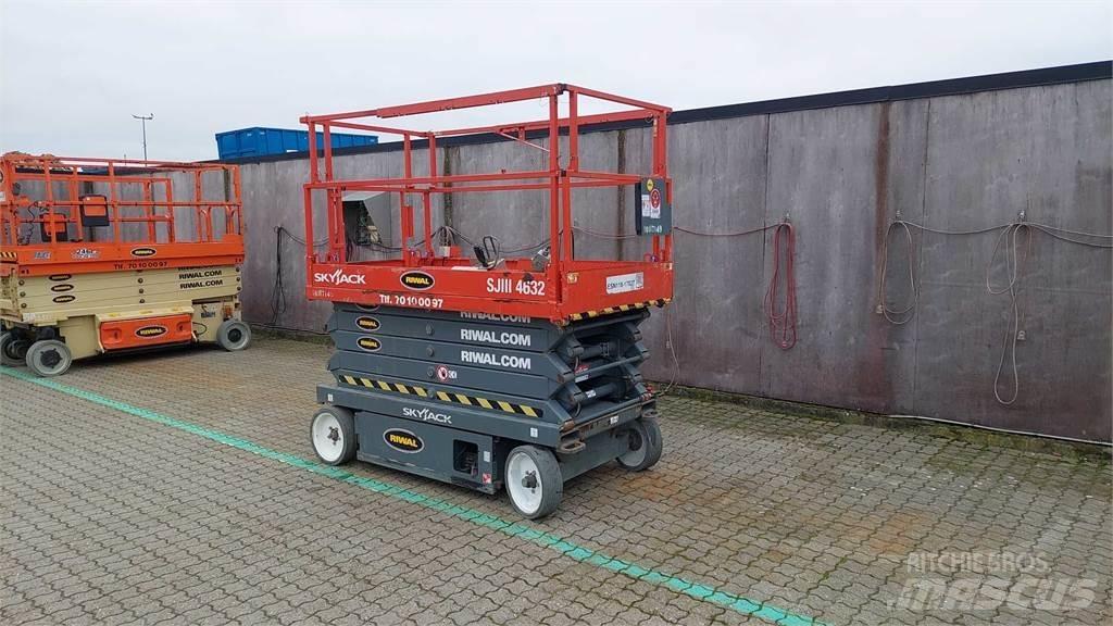 SkyJack SJIII4632 Scissor Lifts